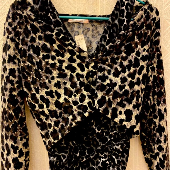 Dresses & Skirts - Sleeveless ruched dress and jacket. Beautiful leopard print.